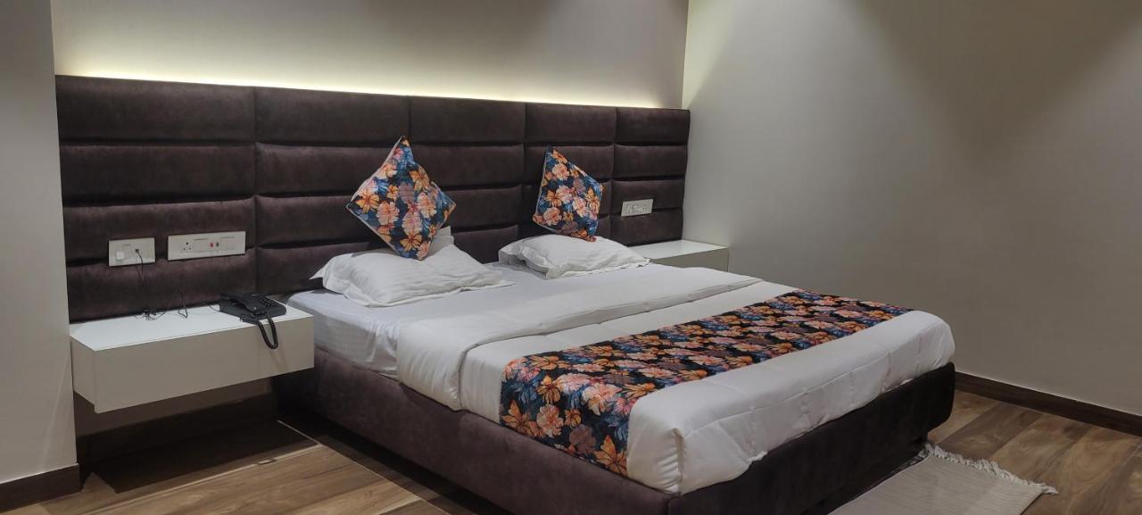 Hotel Alpine Plaza Shāhpur Exterior foto